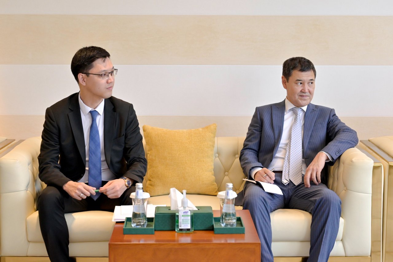 Earlier today, in his Riyadh office, H.E. Sheikh Dr.Mohammed Al-issa , Secretary-General of the MWL and Chairman of the Organization of Muslim Scholars, met with Mr. Madiyar Menilbekov, the Ambassador of the Republic of Kazakhstan to the Kingdom of Saudi Arabia.