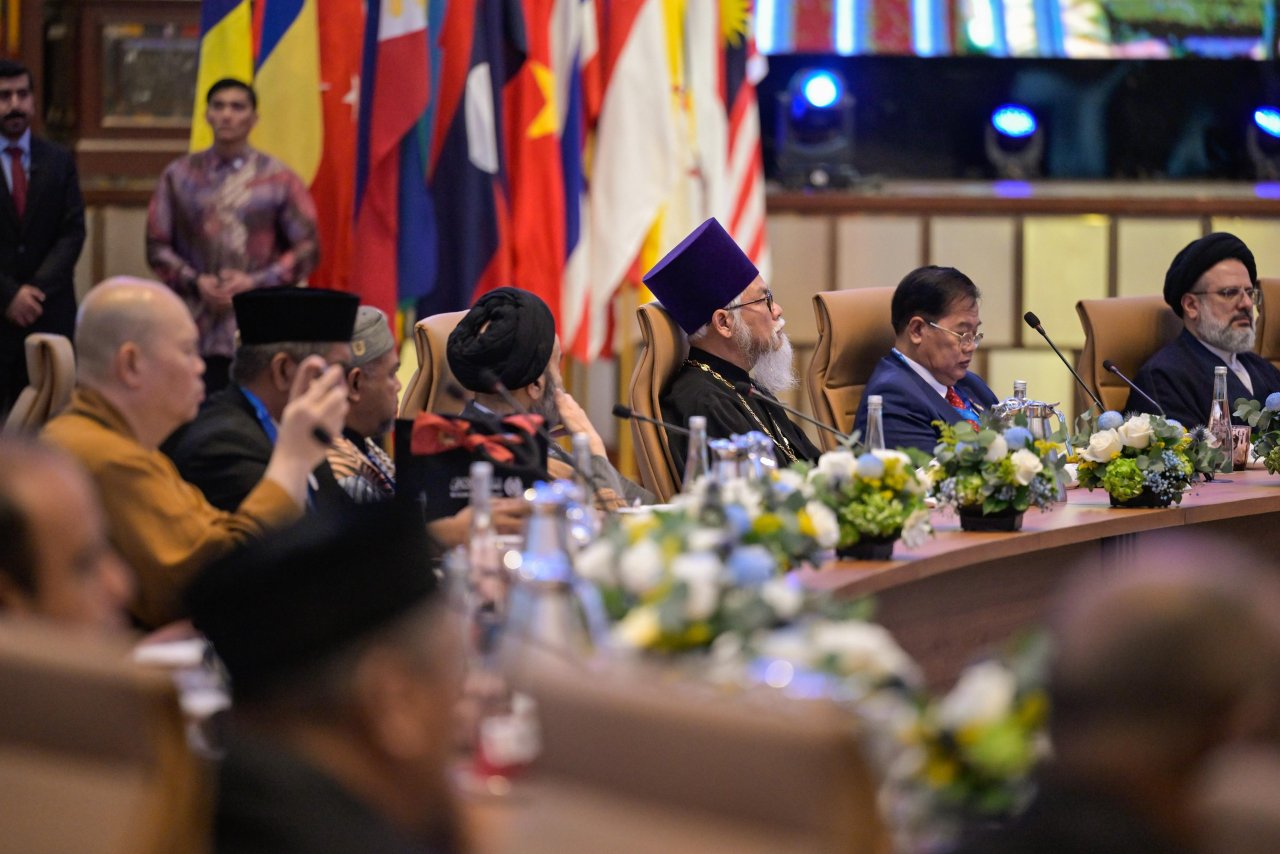 H.E. Dato’ Sri Anwar Ibrahim, Prime Minister of Malaysia and H.E. Sheikh Dr. Mohammed Al-Issa, Secretary-General of the MWL inaugurated the Second International Summit of Religious Leaders, titled “The Role of Religious Leaders in Resolving Conflicts.”
