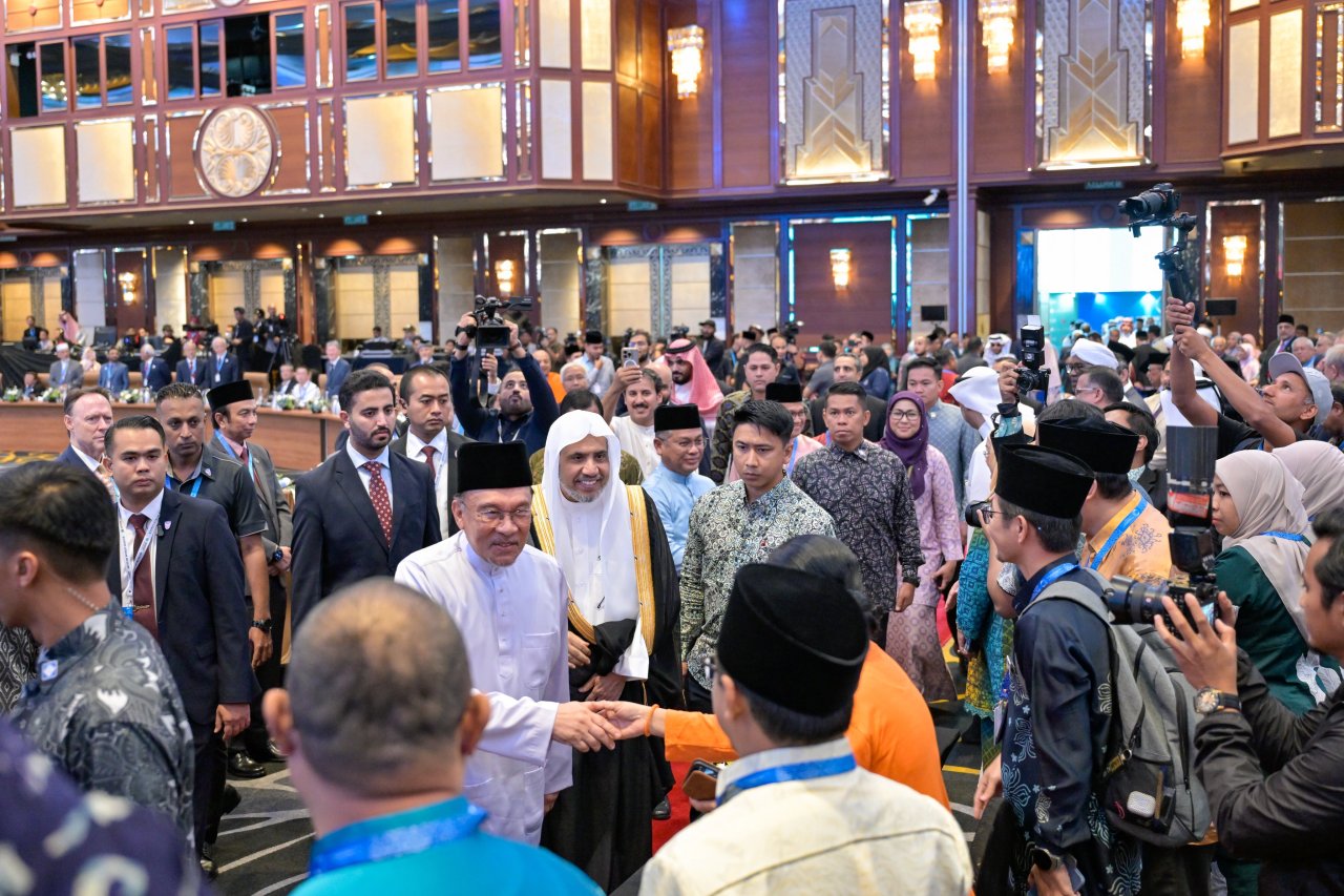 H.E. Dato’ Sri Anwar Ibrahim, Prime Minister of Malaysia and H.E. Sheikh Dr. Mohammed Al-Issa, Secretary-General of the MWL inaugurated the Second International Summit of Religious Leaders, titled “The Role of Religious Leaders in Resolving Conflicts.”