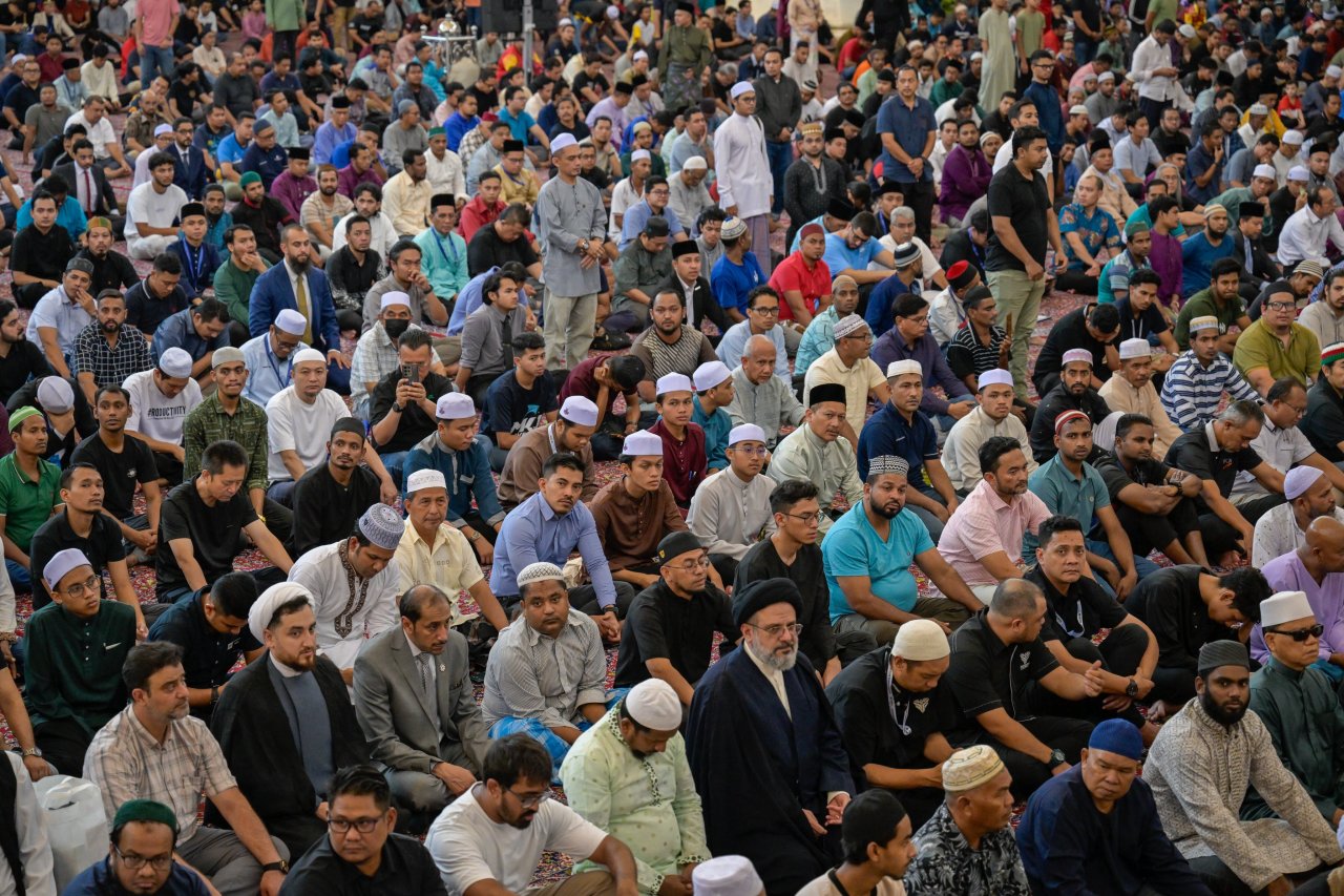 Scenes from the Friday sermon delivered by H.E. Sheikh Dr. Mohammed Alissa, Secretary-General of the Muslim World League (MWL) and Chairman of the Organization of Muslim Scholars, from the pulpit of the largest mosque in Kuala Lumpur