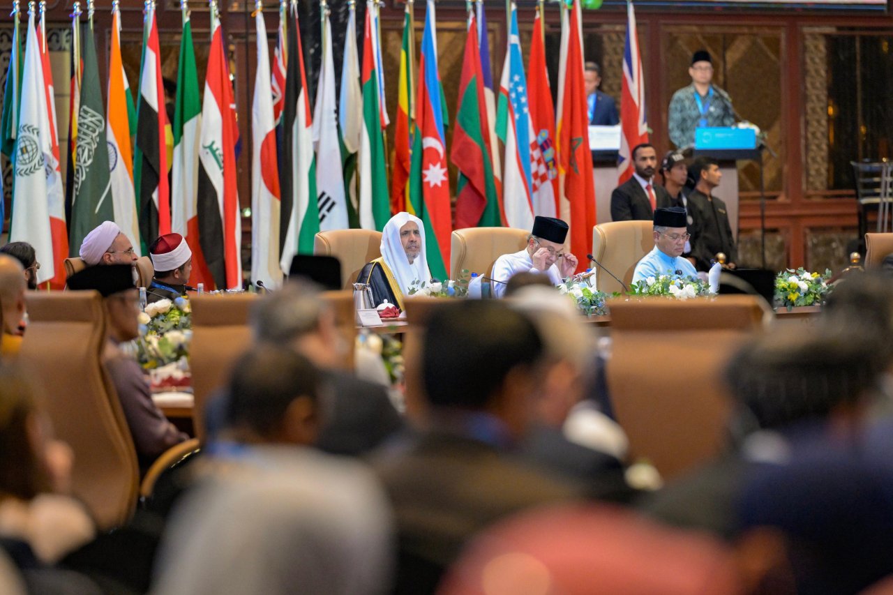 نظَّمتها رابطة العالم الإسلامي بالشراكة مع الحكومة الماليزية بمشاركة ٤٠٠ شخصية من كبار القيادات الدينية حول العالم  القمة الدولية لقيادات الأديان تدين مجازر غزة.. وتؤكّد تأييدها الوثيقة الختامية لمؤتمر حلّ الدولتين  أنور إبراهيم: العالم يشهد اليوم عجزًا وتراجعًا في الثقة  أنور إبراهيم: أزمة غزة أظهرت أنَّ المجتمع الدولي فقد حماسته وشغفه بالعدالة والإنسانية  د.العيسى: سلام عالمنا ليس مجرَّد خيار بل ضرورةٌ تتعلَّق بوجوده ومصداقية ميثاقه الدولي  د.العيسى: القمة تضع قادة التنوع الديني أمام مصداقية دعوتهم للقيم