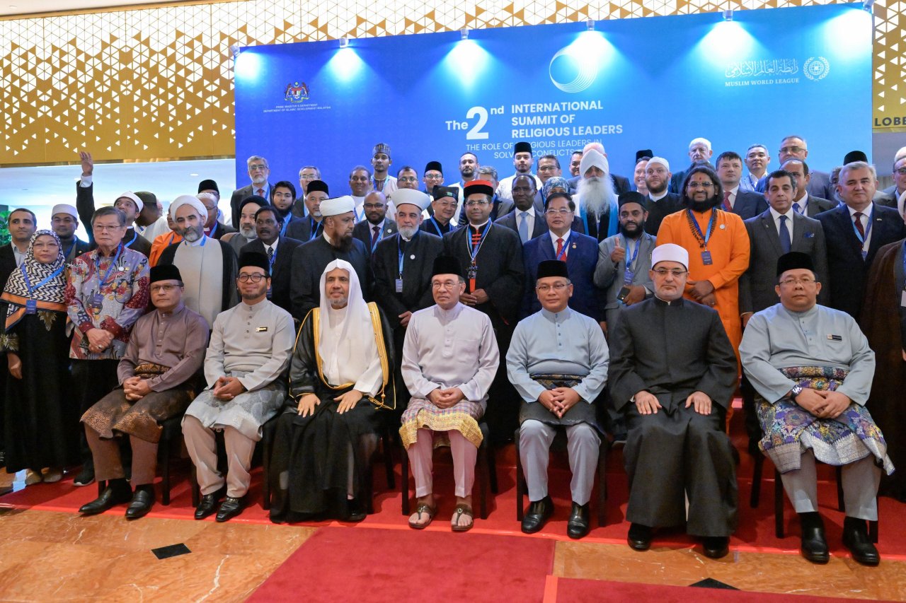 نظَّمتها رابطة العالم الإسلامي بالشراكة مع الحكومة الماليزية بمشاركة ٤٠٠ شخصية من كبار القيادات الدينية حول العالم  القمة الدولية لقيادات الأديان تدين مجازر غزة.. وتؤكّد تأييدها الوثيقة الختامية لمؤتمر حلّ الدولتين  أنور إبراهيم: العالم يشهد اليوم عجزًا وتراجعًا في الثقة  أنور إبراهيم: أزمة غزة أظهرت أنَّ المجتمع الدولي فقد حماسته وشغفه بالعدالة والإنسانية  د.العيسى: سلام عالمنا ليس مجرَّد خيار بل ضرورةٌ تتعلَّق بوجوده ومصداقية ميثاقه الدولي  د.العيسى: القمة تضع قادة التنوع الديني أمام مصداقية دعوتهم للقيم