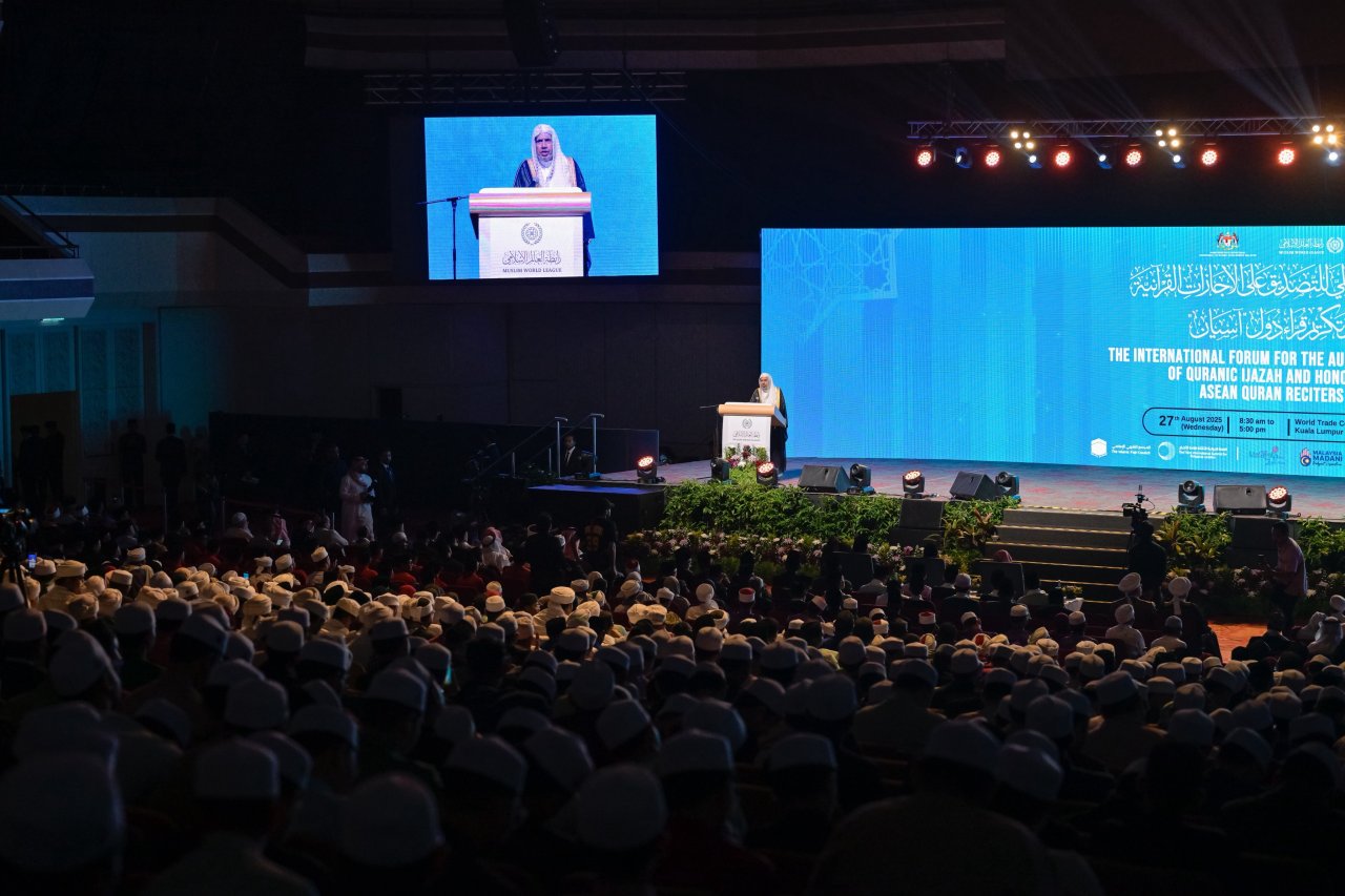The Muslim World League concluded the Forum with the graduation of the first cohort of the “Qur’anic Ijazah Authentication Certificate Program,” which comprised a distinguished group of male and female memorizers of the Holy Qur’an who received Ijazah with the continuous chain of transmission extending back to the Imams of Qur’anic recitation
