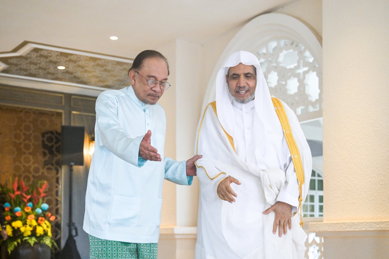 H.E. Dato' Sri Anwar Ibrahim, Prime Minister of Malaysia, received H.E. Sheikh Dr. Mohammed Al-Issa, Secretary-General of the Muslim World League (MWL) and Chairman of the Organization of Muslim Scholars.