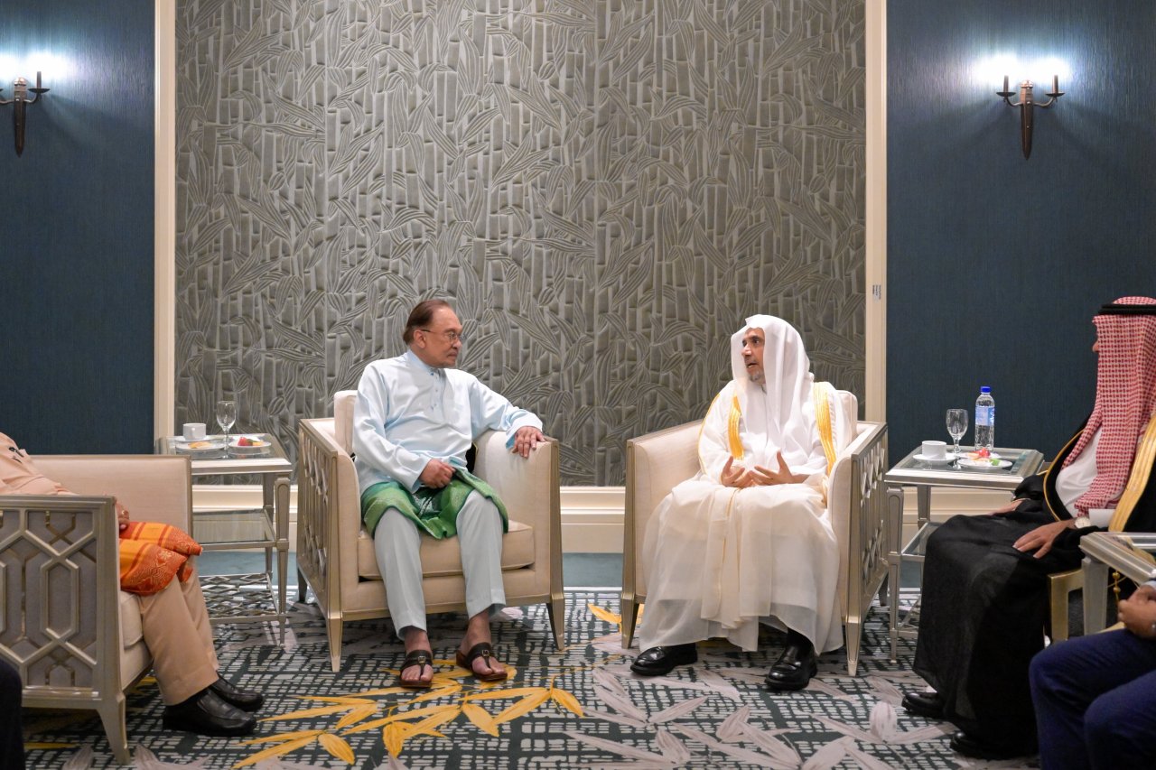 H.E. Dato' Sri Anwar Ibrahim, Prime Minister of Malaysia, received H.E. Sheikh Dr. Mohammed Al-Issa, Secretary-General of the Muslim World League (MWL) and Chairman of the Organization of Muslim Scholars.