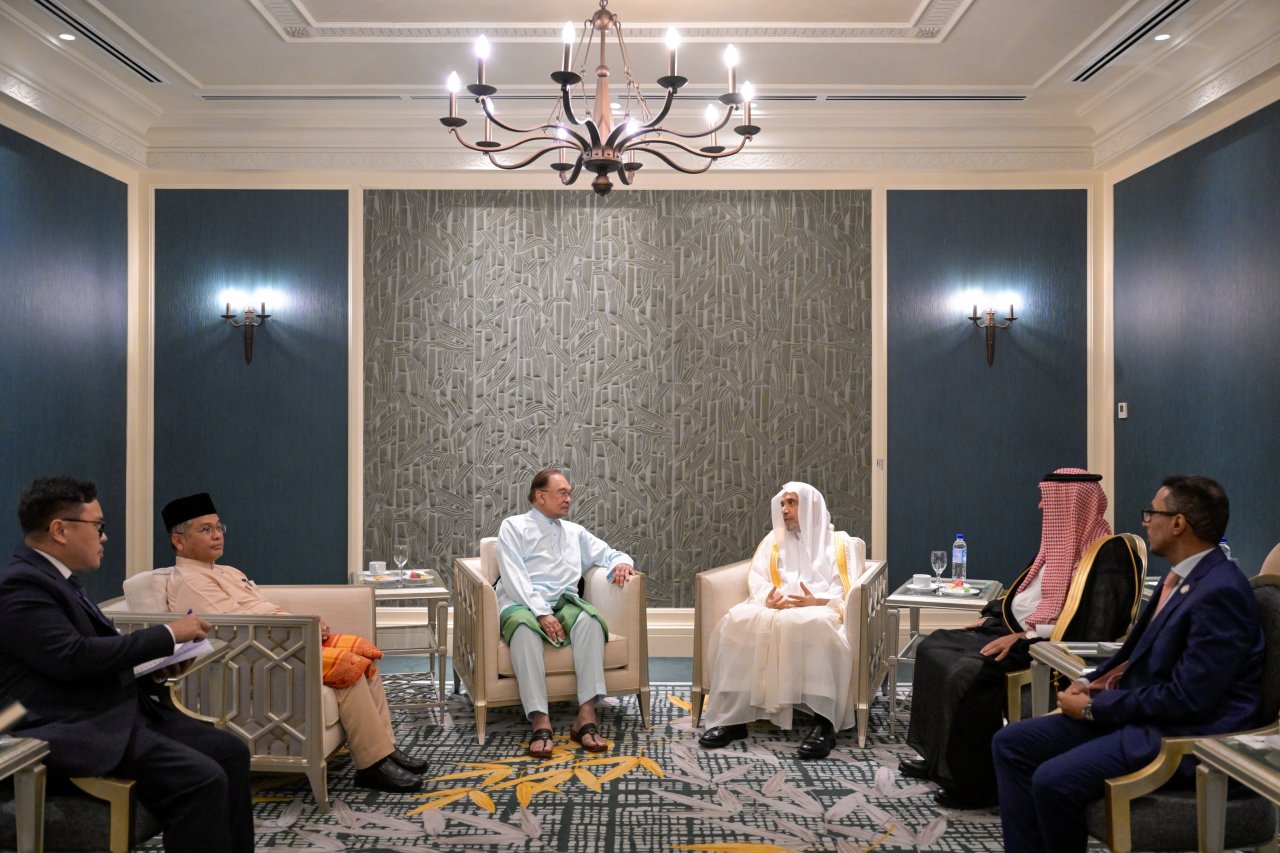 H.E. Dato' Sri Anwar Ibrahim, Prime Minister of Malaysia, received H.E. Sheikh Dr. Mohammed Al-Issa, Secretary-General of the Muslim World League (MWL) and Chairman of the Organization of Muslim Scholars.