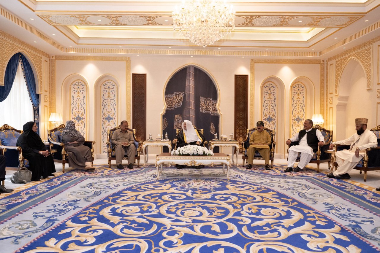 H.E. Sheikh Dr. Mohammed Al-Issa, received a high-level parliamentary delegation representing the various parties of the National Assembly of Pakistan (Parliament), in the presence of H.E. Mr. Ahmad Farooq, Ambassador of the Islamic Republic of Pakistan