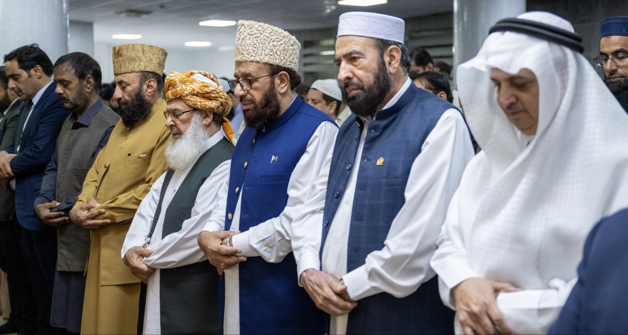 H.E. Sheikh Dr. Mohammed Al-Issa, Secretary-General of MWL and Chairman of the OMS, delivered the Friday sermon from the pulpit of the Parliament House Mosque, in the presence of state governors, ministers, and a large congregation of worshippers.