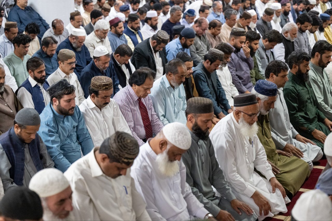 H.E. Sheikh Dr. Mohammed Al-Issa, Secretary-General of MWL and Chairman of the OMS, delivered the Friday sermon from the pulpit of the Parliament House Mosque, in the presence of state governors, ministers, and a large congregation of worshippers.