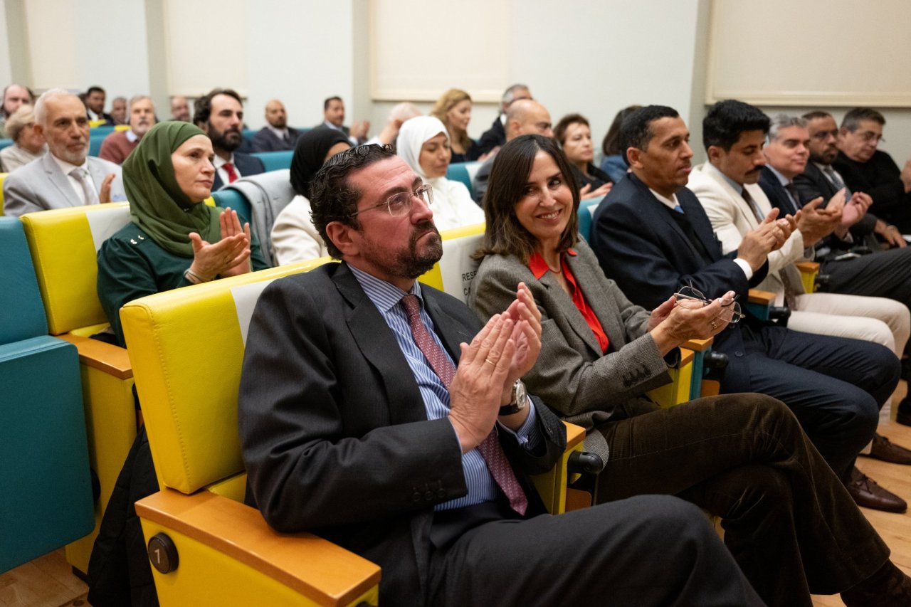 في مدريد، استضاف البيت العربي (أحد كبرى مراكز الدراسات الأوروبية)، التابع لوزارة الخارجية الإسبانية، معاليَ الأمين العام، رئيس هيئة علماء المسلمين، الشيخ د.⁧‫محمد العيسى‬⁩ ⁦‪‬⁩، حيث استقبله رئيس البيت، السيد ميقيل مورو