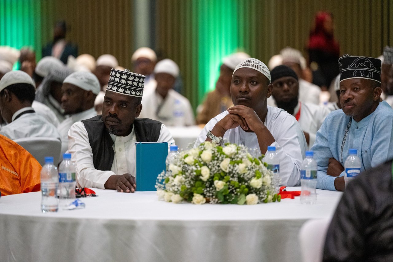 ڈاکٹر محمد  العیسیٰ کی روانڈا میں 70 ہزار حفاظ و حافظاتِ قرآن کریم کی تقریبِ تکمیلِ حفظ میں شرکت