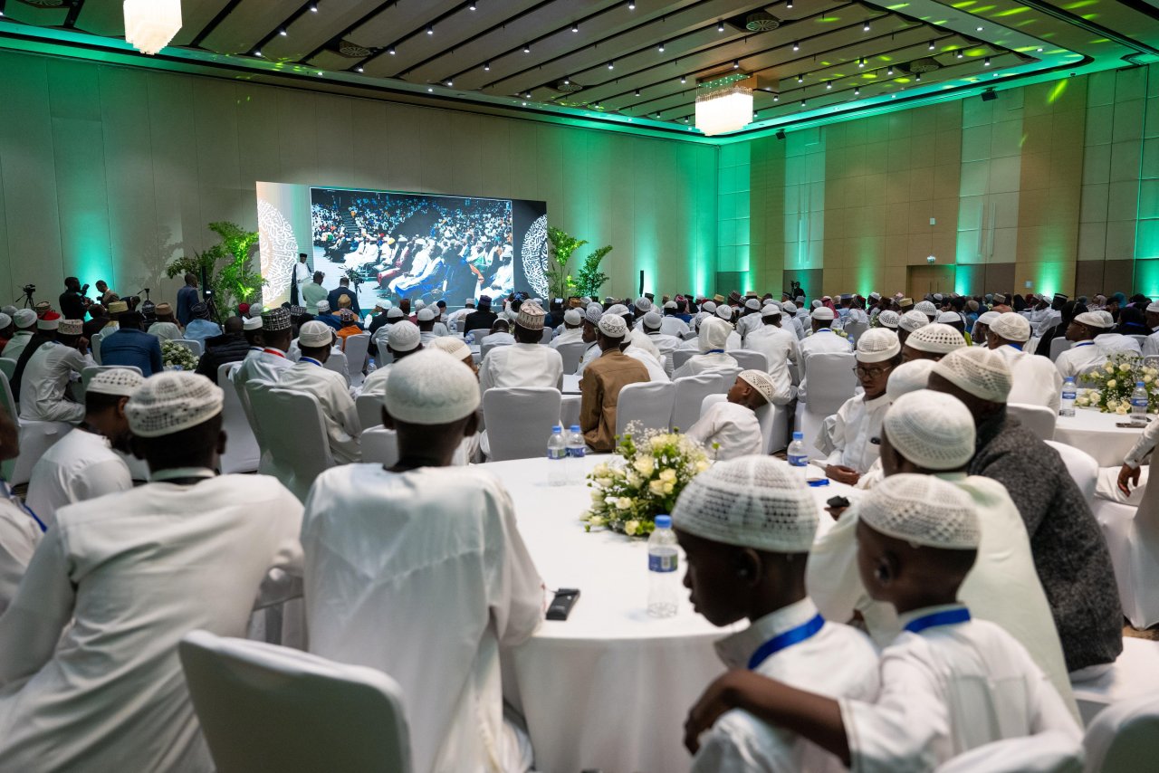 ڈاکٹر محمد  العیسیٰ کی روانڈا میں 70 ہزار حفاظ و حافظاتِ قرآن کریم کی تقریبِ تکمیلِ حفظ میں شرکت