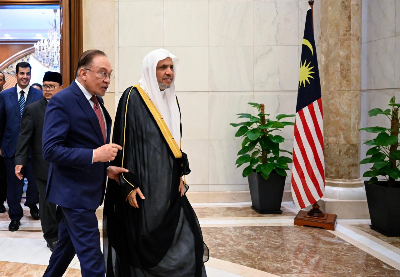 Prime Minister of Malaysia Receives Secretary-General of the Muslim World League