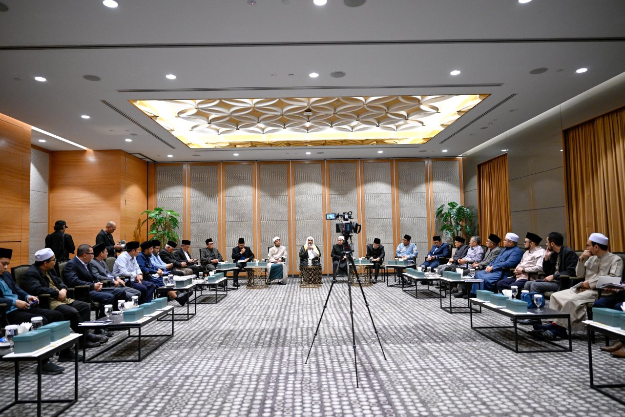 Le Secrétaire général de la Ligue islamique mondiale, Président de l’Organisation des savants musulmans, cheikh Mohammed ben Abdelkarim Alissa, réunit les grands oulémas de Malaisie issus de l’ensemble des États.