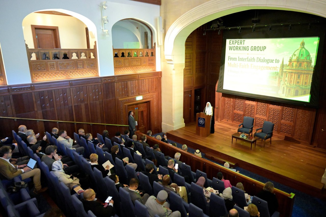 El Secretario General, Presidente del Consejo de Ulemas, el Sheij Dr. Mohammed Al-Issa pronunció una intervención principal durante la apertura de la reunión del Grupo de expertos de alto nivel del Centro de estudios islámicos de Oxford