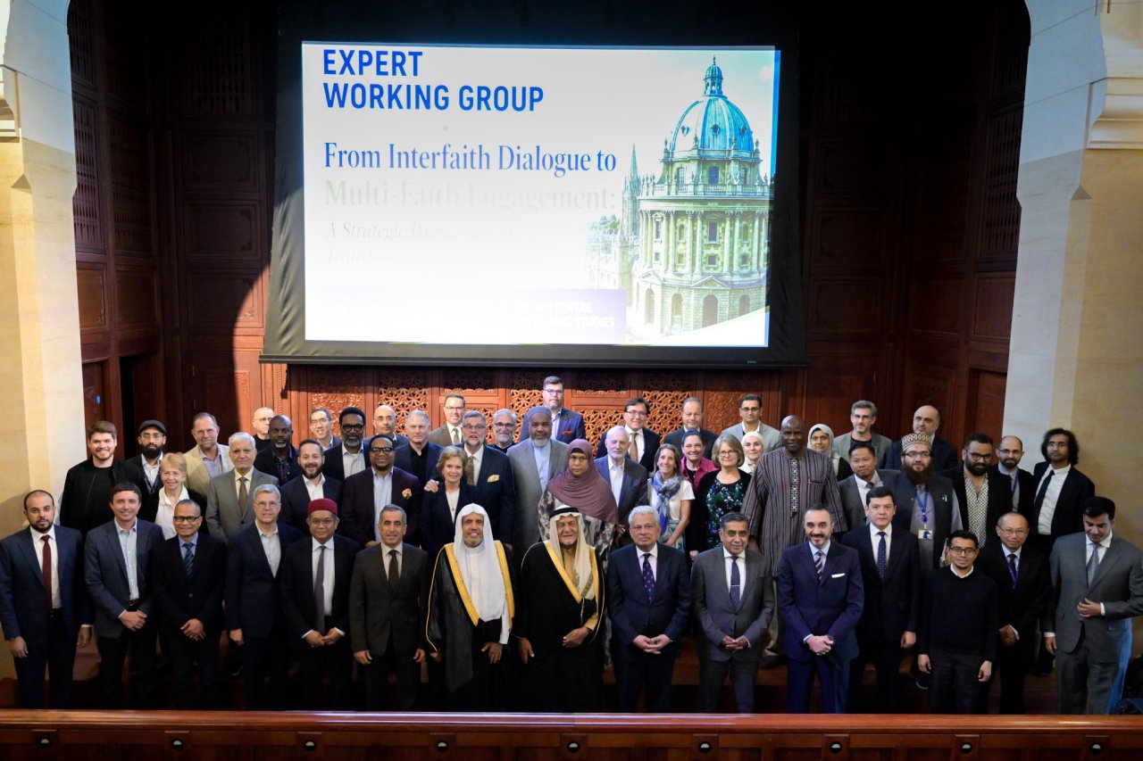 El Secretario General, Presidente del Consejo de Ulemas, el Sheij Dr. Mohammed Al-Issa pronunció una intervención principal durante la apertura de la reunión del Grupo de expertos de alto nivel del Centro de estudios islámicos de Oxford