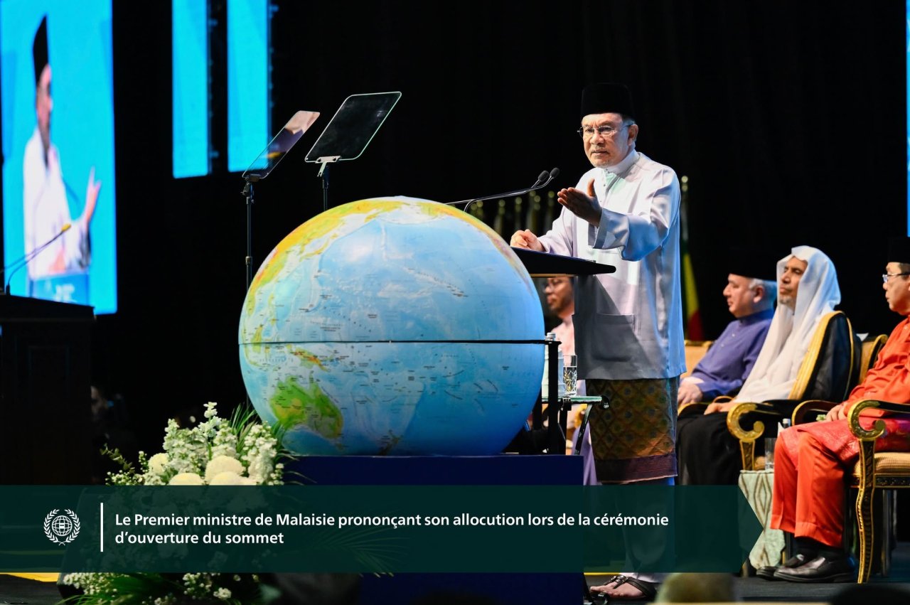 Photos du troisième Sommet international des responsables religieux, avec la participation du Secrétaire général,Président de l’Organisation des savants musulmans, cheikh Mohammed Al-Issa en qualité d’intervenant principal lors de la cérémonie d’ouverture