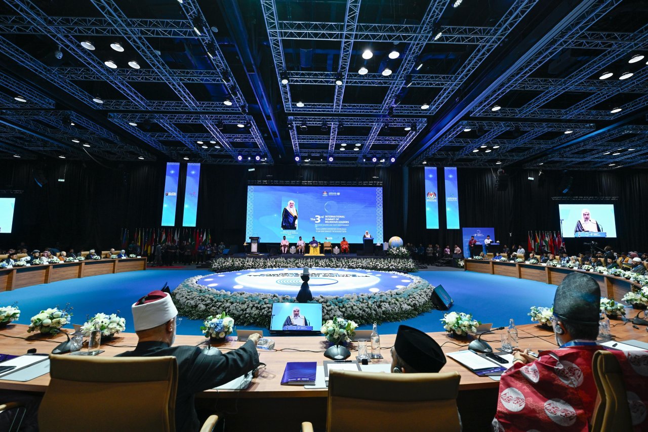 الأمينُ العام لرابطة العالم الإسلامي يشارِك بكلمةٍ افتتاحيةٍ في أعمال "القمّة الدولية الثالثة للقيادات الدينية" بالعاصمة الماليزية "كوالالمبور"