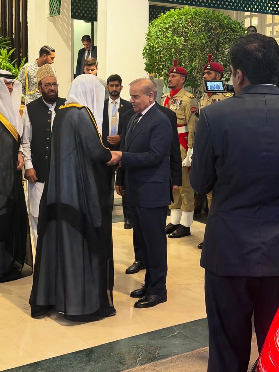 استضافَ دولةُ رئيسِ وزراء جمهورية باكستان الإسلامية، السيد محمد شهباز شريف، في مكتبه بالعاصمة "إسلام آباد"، معالي الأمين العام، رئيسَ هيئة علماء المسلمين، فضيلةَ الشيخ د. ⁧‫محمد العيسى