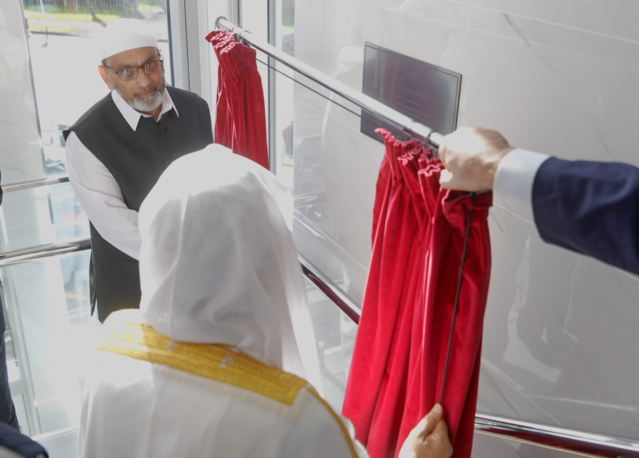 Today, from Al Rahman Masjid in Auckland, following its official opening:  H.E. Sheikh Dr. Mohammed Al-Issa, the Secretary-General of the MWL, delivered the Friday sermon