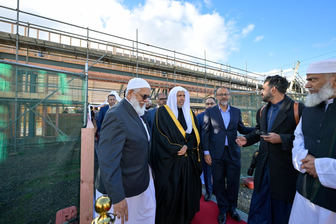 ‏تفقد معالي الأمين العام، رئيسُ هيئة علماء المسلمين، فضيلةُ الشيخ الدكتور محمد العيسى‬⁩ ‬⁩، المرحلة الأولى لإنشاء المركز الإسلامي في أوكلاند، وشارَكَ في غَرْس شجرة زيتون السَّلام، داخل المقر