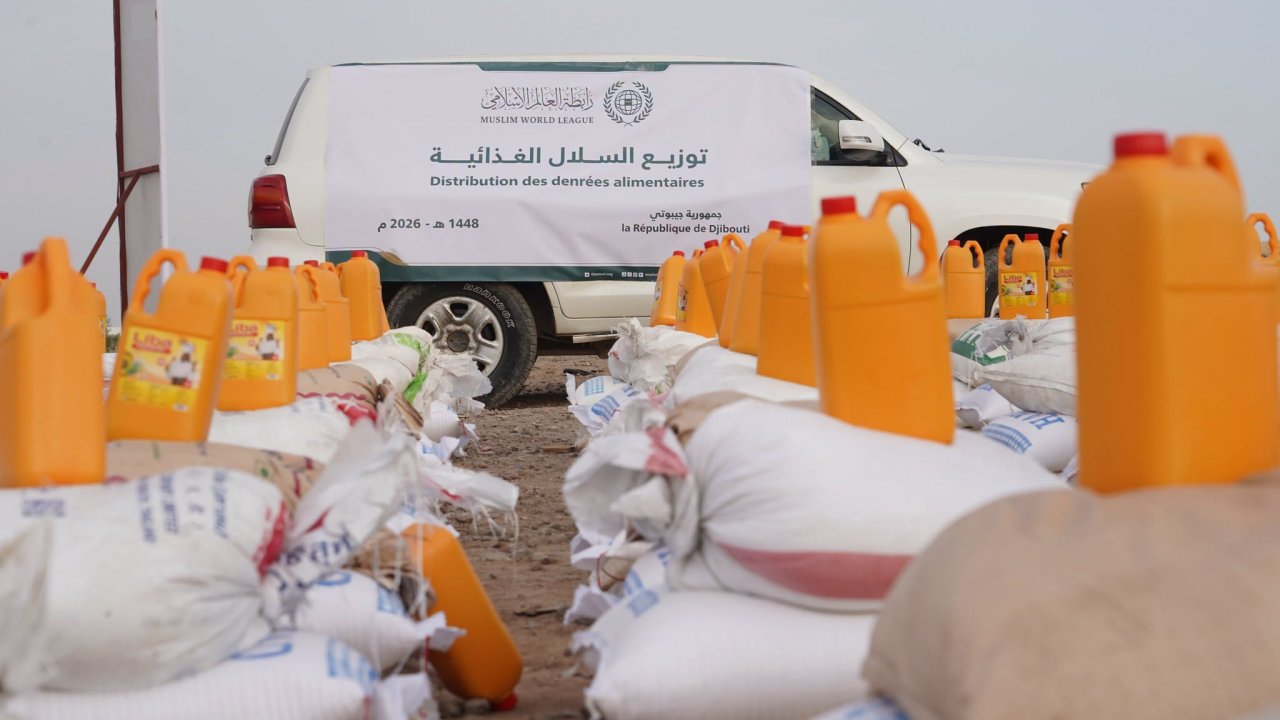 En coordination directe avec les autorités gouvernementales compétentes : La Ligue islamique mondiale a mis en œuvre un projet de distribution de paniers alimentaires en République de Djibouti et en République d’Ouganda