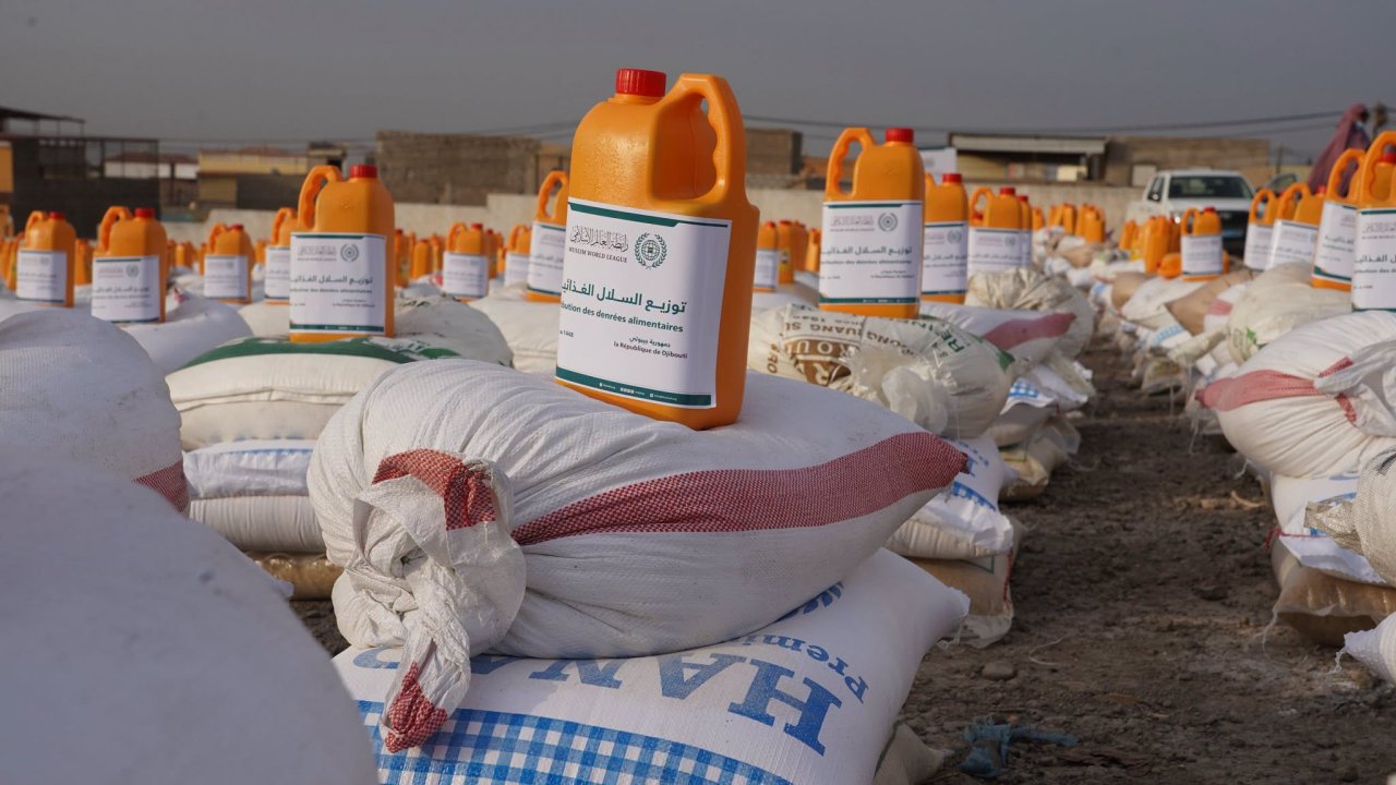En coordination directe avec les autorités gouvernementales compétentes : La Ligue islamique mondiale a mis en œuvre un projet de distribution de paniers alimentaires en République de Djibouti et en République d’Ouganda