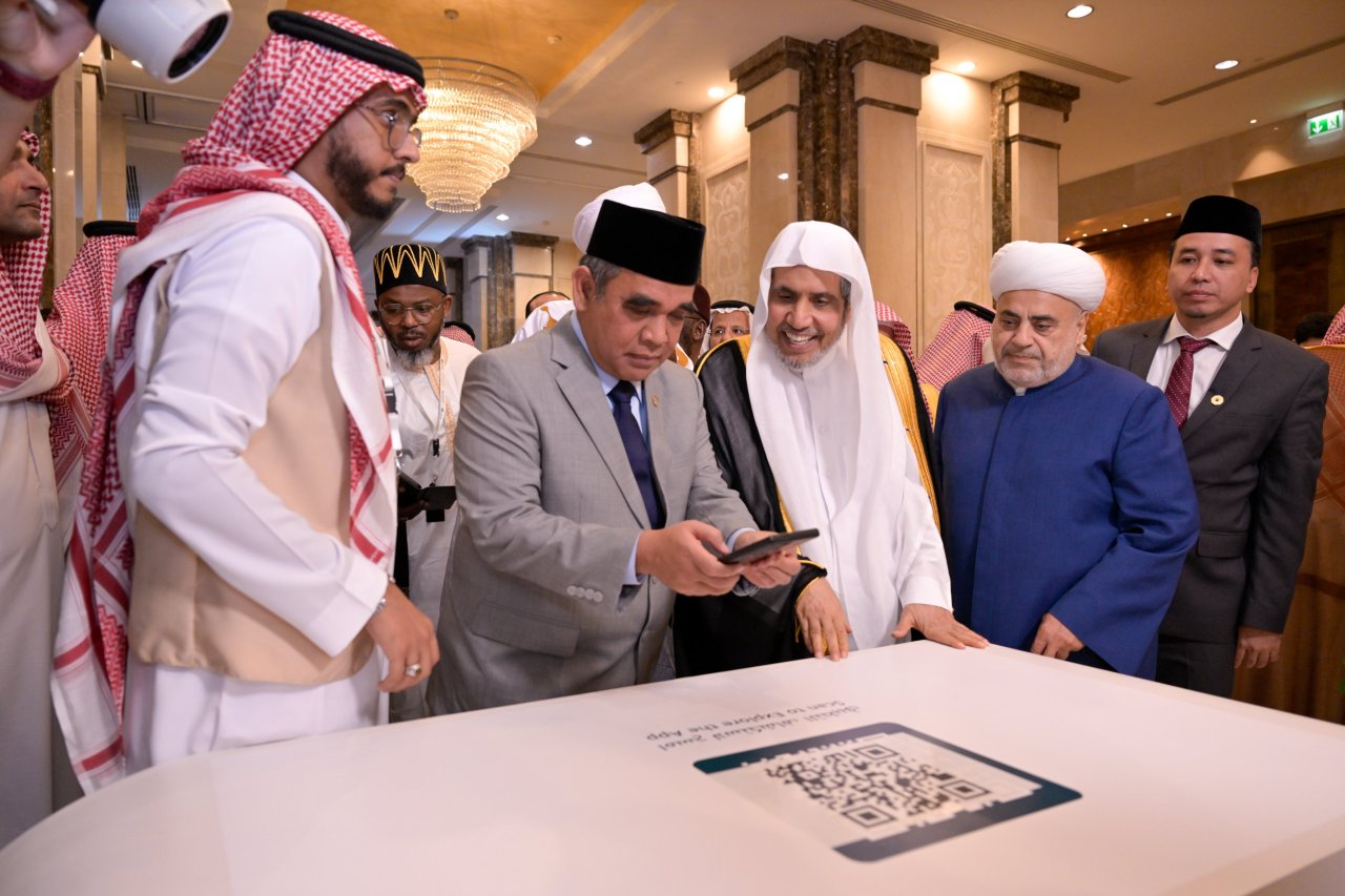 ‪Here are the first moments of the launch of the “Minhaj” app, followed by its installation on the devices of the esteemed scholars and dignitaries, including leading figures from the Muslim world, Muslim minority communities, and other prominent Islamic