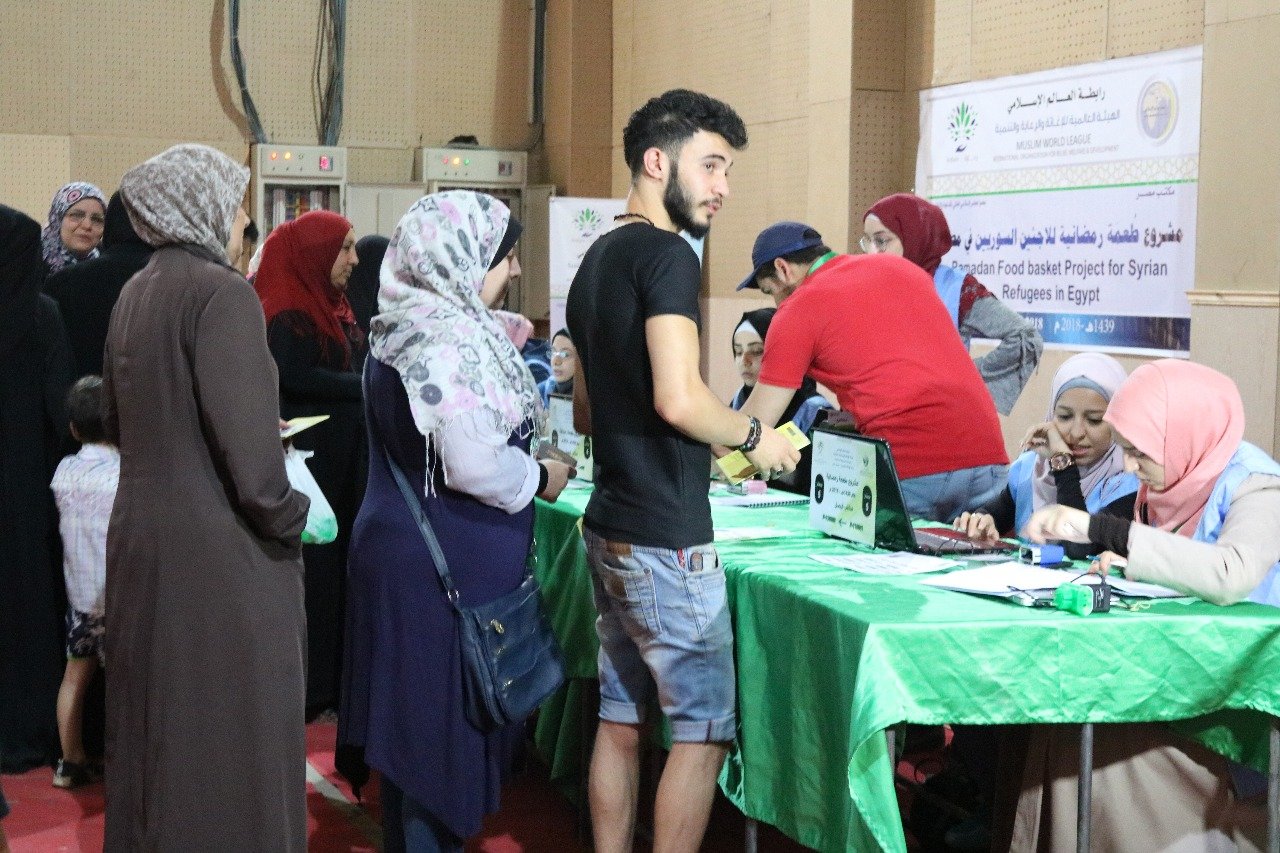 توزيع السلال الرمضانية على الأسر السورية
