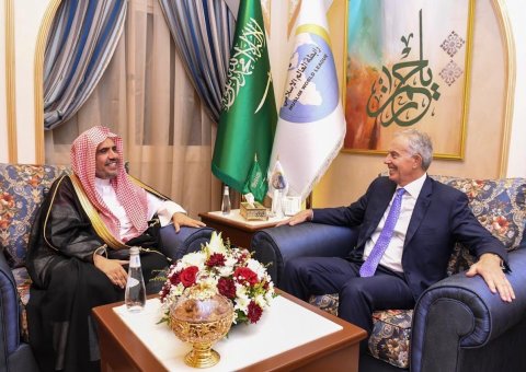 Le D. Mohammad Alissa a rencontré à Jeddah l’ancien Premier Ministre anglais Tony Blair pour discuter de la collaboration de la LIM avec «l’Institution Tony Blair pour changer le monde» pour l’éthique humaine commune et la lutte contre la pauvreté l’ignorance et la maladie.