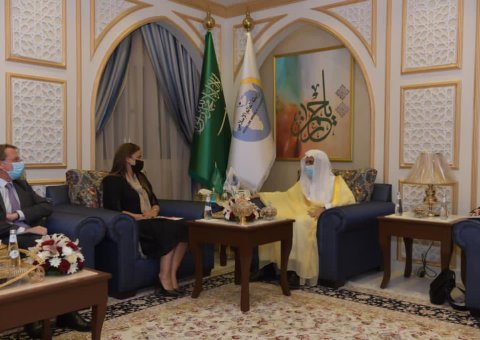 His Excellency the Secretary General Sheikh Dr. Mohammad Alissa met in his office in the Governorate of Jeddah, the member of the French Parliament, Mrs. Amelia Lakrafi, where a number of issues of common interest were discussed during the meeting. The meeting was attended by the Ambassador and the Consul.