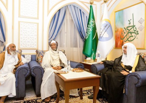 Le D.Mohammad Alissa a reçu à son bureau de Jeddah le mufti d’Ethiopie cheikh Omar Idriss ainsi que sa délégation.