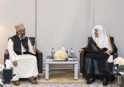 Mohammad Alissa a reçoit Anwar Khan, directeur du Centre international de Dar Al Uloom en Inde qui a salué au nom des principaux chercheurs du centre les efforts de la LIM 