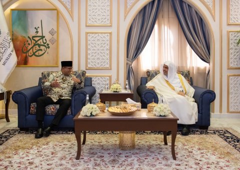 Le Secrétaire général, Président de l'Organisation des savants musulmans cheikh Mohammad Alissa, a rencontré le Gouverneur de Jakarta, candidat à la présidentielle indonésienne, M. Anies Baswedan