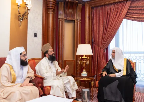 جناب دبيركل رئيس انجمن علمای مسلمان آقای دکتر شيخ محمد العیسی  در دفتر خود با جناب بزرگوار، رئیس سازمان ائمه اطهار، شورای علمای پاکستان و شورای پیروان ادیان و امام و خطیب مسجد سلطنتی لاهور، شیخ محمد عبدالخبیر آزاد دیدار کرد.