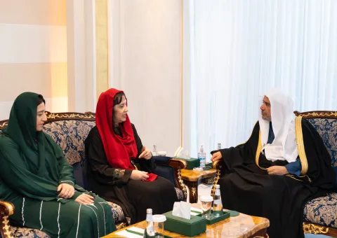 جناب دبیر کل و رئیس انجمن علمای مسلمان، آقای دکتر شیخ محمد العیسی   ظهر امروز در دفتر خود از سرکار خانم محترم شهردار منچستر در انگلستان، خانم یاسمین دار و هیئت همراه ایشان استقبال کردند.   در این دیدار تعدادی از موضوعات مشترک مورد علاقه ، مورد بحث و بررسی قرار گرفت.