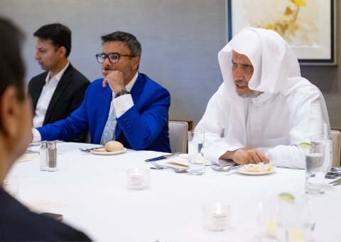 ‏تعدادی از کارآفرینان و مدیران اجرایی در سیلیکون‌وادی با جناب دبیرکل، رئیس انجمن علمای مسلمان، جناب آقای دکتر شیخ ⁧محمد العيسى⁩ ⁦در گفت‌وگویی گسترده دیدار کردند. ‏این دیدار شامل توضیحی درباره نظام اقتصادی در اسلام ، و بیان اهداف تشریعی آن مطابق با قواعد آن در عدالت و ارزش‌ها؛ به‌ویژه مشهورترین قاعده آن: «لا ضرر ولا ضرار / نه زیان‌رسانی و نه زیان‌دیدن متقابل، No harming or reciprocating harm» بود.