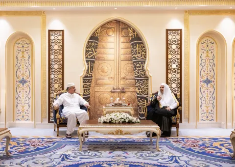 El Secretario general y Presidente de la Comisión de Ulemas, el Sheij Mohammed Alissa, recibió en La Meca al Presidente de la Corte suprema de la República islámica de Pakistán, el juez Yahya Afridi.