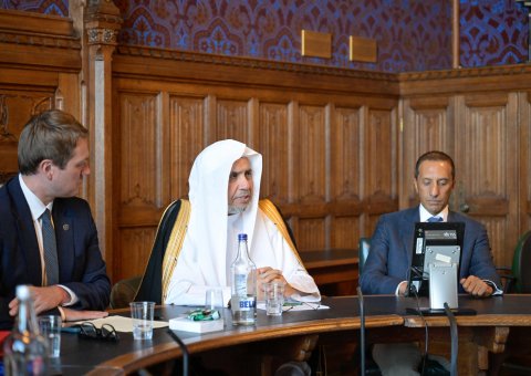 Following an expanded session attended by the Speaker of Parliament,  the British Parliament hosted a side meeting with H.E. Sheikh Dr.Mohammed Al-issa  , Secretary-General of the Muslim World League and Chairman of the Organization of Muslim Scholars.