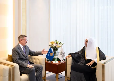 El Secretario General y Presidente de la Comisión de Ulemas, el Sheij Mohammed Al-Issa, se reunió con el Embajador de la República de Kosovo ante el Reino de Arabia Saudita, el Sr. Lulzim Mjeku.