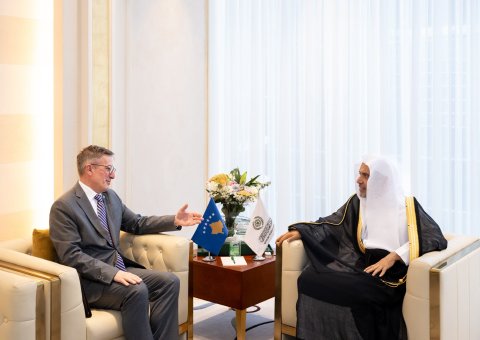 ‏التقى معالي الأمين العام، رئيس هيئة علماء المسلمين، فضيلة الشيخ د.⁧‫محمد العيسى‬⁩ ⁦‬⁩، في مكتبه، سعادة سفير جمهورية كوسوفو لدى المملكة العربية السعودية، السيد لولزيم مييكو. ‏وجرى خلال اللقاءِ مناقشةُ عددٍ من الموضوعات ذات الاهتمام المُشترَك.