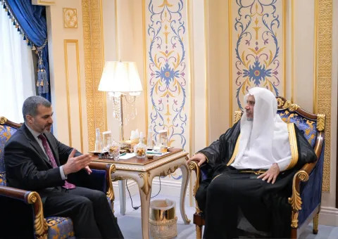 El Secretario General y Presidente de la Comisión de Ulemas, el Sheij MohammedAlissa, recibió en La Meca a Su Excelencia el Cónsul General de la República de Irak en el Reino de Arabia Saudita, el Sr. Mohammed Samir Al-Naqshbandi, quien acudió a saludarle con motivo del fin de su misión como Cónsul General ante el Reino.