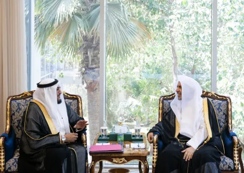 El Secretario general, Presidente de la Comisión de Ulemas, el Sheij Mohammed Al-Issa, se reunió hoy con el Sheij Al-Mahfoudh Ben Bayyah, Secretario general del Foro para la Paz de Abu Dabi