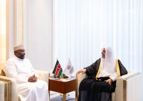 El Secretario general, Presidente de la Comisión de Ulemas, Sheij Mohammed Al-Issa, recibió al Embajador de la República de Kenia ante el Reino de Arabia Saudita, el Sr. Mohamed Ramadan Rwankieh.