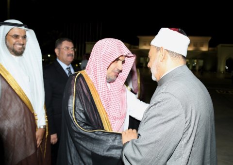 Le SG recevant aujourd'hui le doyen de l'université "Al Azhar" le D Ahmed Ataïb à l aéroport international de Jeddah