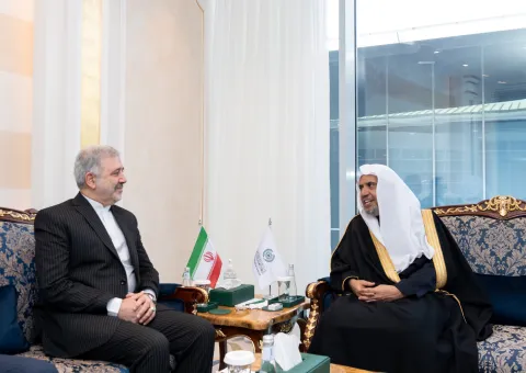 دبیر کل و رئیس انجمن علمای مسلمان، آقای دکتر شیخ محمد العيسى  ، در دفتر مرکزی ریاض، از جناب بزرگوار سفیر جمهوری اسلامی ایران در عربستان سعودی، دکتر علی رضا عنایتی استقبال نمود