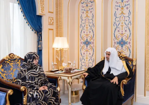 جناب دبیر کل، و رئیس انجمن علمای مسلمان، آقای دکتر شیخ محمد العيسى  مقر اصلی سازمان همبستگی در مکه مکرمه با سرکار خانم عایشه بنت حمیم وزیر و دیپلمات فعال در زمینه مشارکت توسعه زنان در قاره آفریقا دیدار نمود