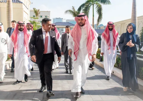 جناب آقای عبدالوهاب بن محمد الشهری، دستیار دبیرکل امور ارتباطات نهادی، در دفتر سازمان همبستگی در جده از یک هیئت بریتانیایی به ریاست جناب بزرگوار وزیر امور خارجه بریتانیا در زمینه امور خاورمیانه، شمال آفریقا و جنوب آسیا و سازمان ملل متحد و امور مشترک 