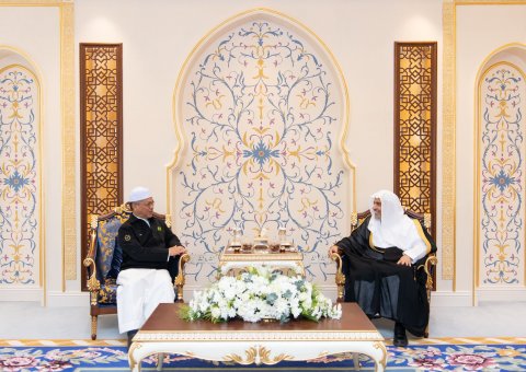 At the headquarters of the MWL in Makkah, His Excellency Sheikh Dr. Mohammed Alissa, Secretary-General of the MWL and Chairman of the Organization of Muslim Scholars, welcomed His Excellency Dr. Muhammad Naim bin Mokhtar