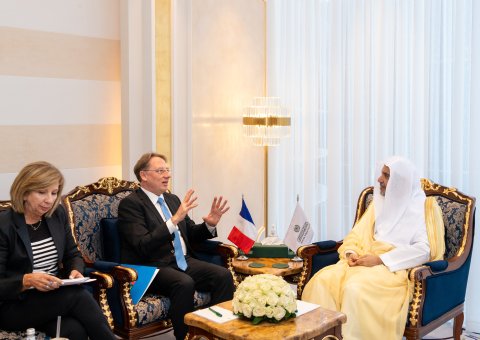 Cheikh Mohammed Al-Issa, Secrétaire général de la LIM, a rencontré M. Ludovic Pouille, ambassadeur de France auprès du Royaume d’Arabie Saoudite.